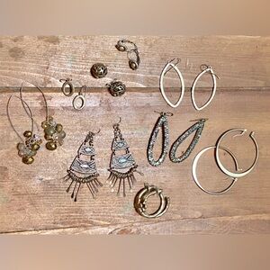 Lot of earrings with gold tones